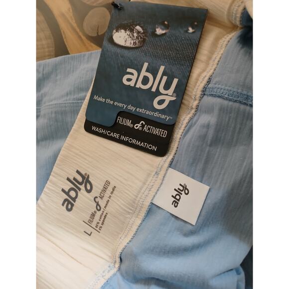 Ably Pull on Shorts Filium Activated Light Blue White Active Short NWT Large - Picture 3 of 13